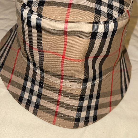 Preloved Burberry bucket hat pristine condition size is medium - Picture 10 of 10